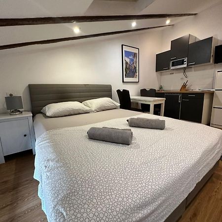 Apartment In The Heart Of Pula Exterior foto